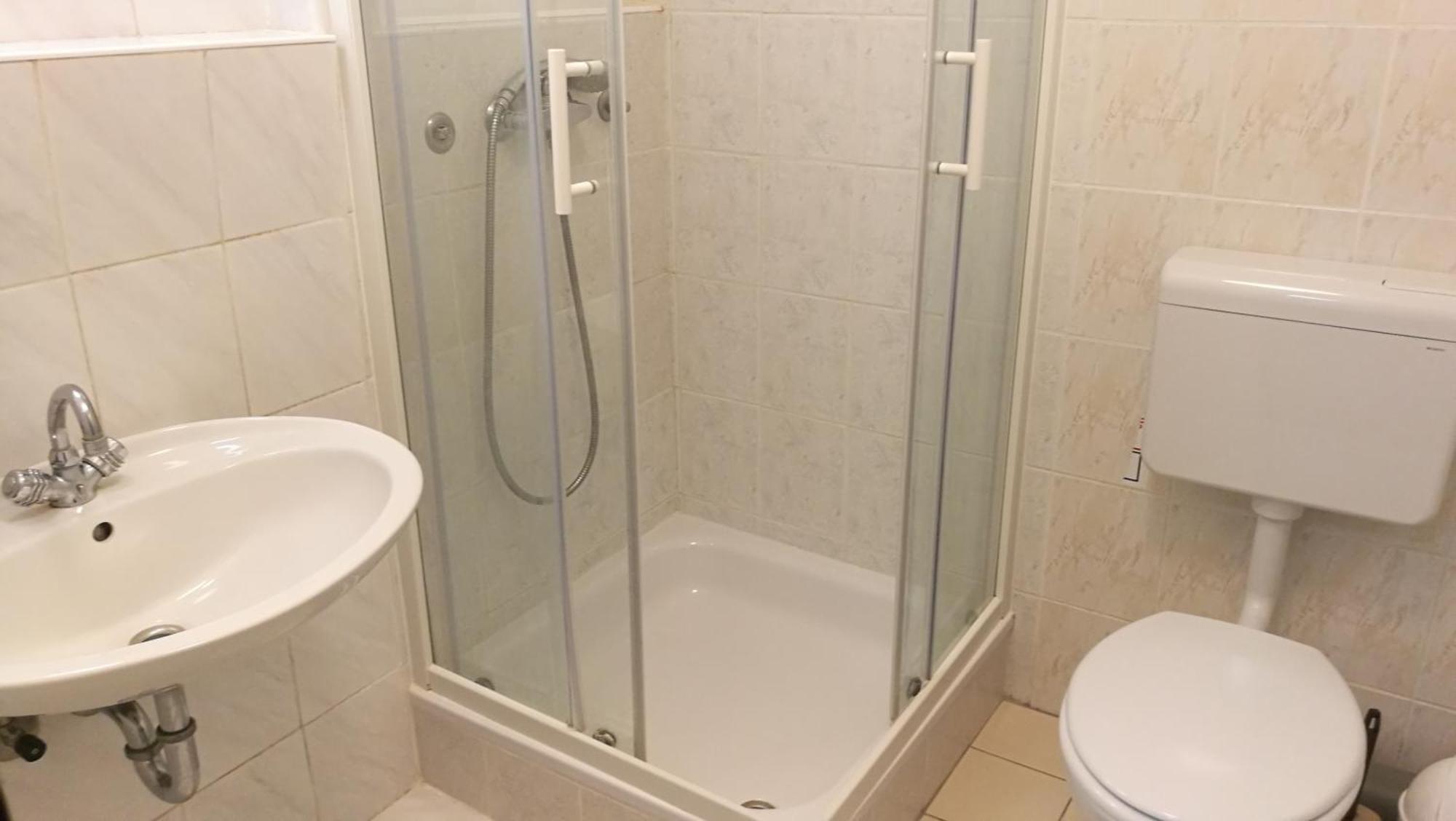 Hostel Rozna Dolina, Dom Xiv Ljubljana
